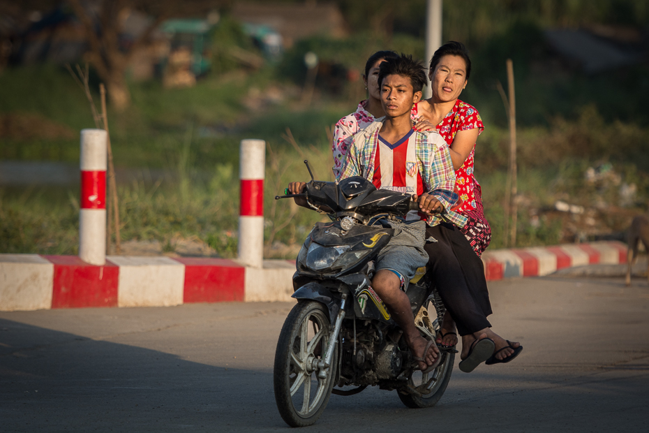  skuterze Ludzie Nikon D7100 AF-S Nikkor 70-200mm f/2.8G 0 Myanmar pojazd lądowy pojazd samochód motocykl motocykli Droga dziewczyna ulica drzewo rekreacja