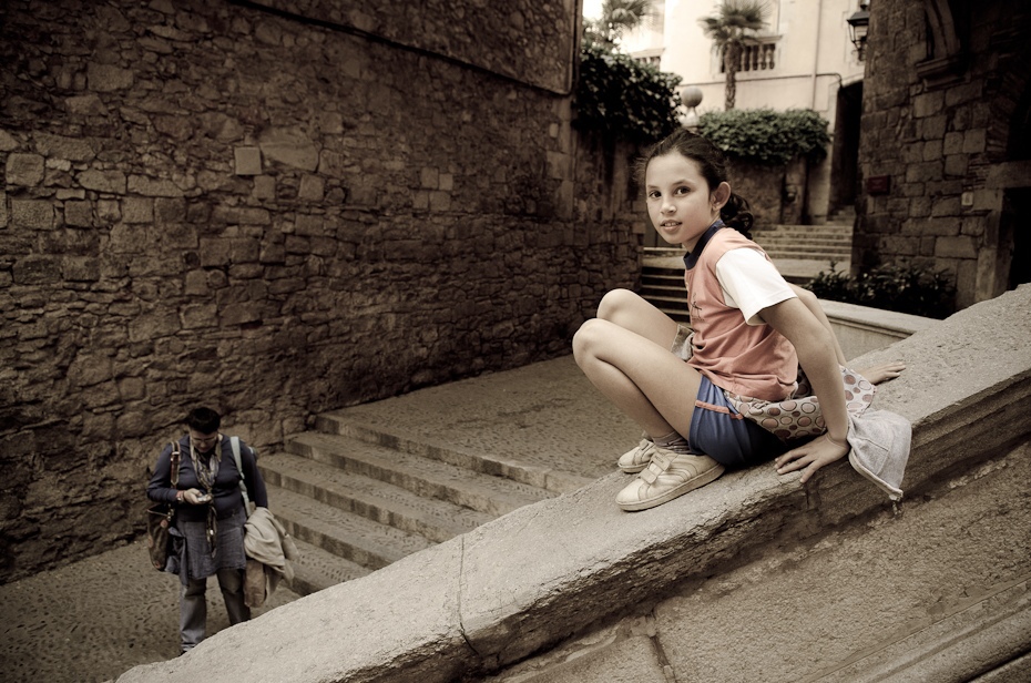  Dziewczynka Girony Girona Nikon D7000 AF-S Zoom-Nikkor 17-55mm f/2.8G IF-ED Hiszpania 0 fotografia posiedzenie dziewczyna infrastruktura migawka Ściana drzewo człowiek ludzkie zachowanie
