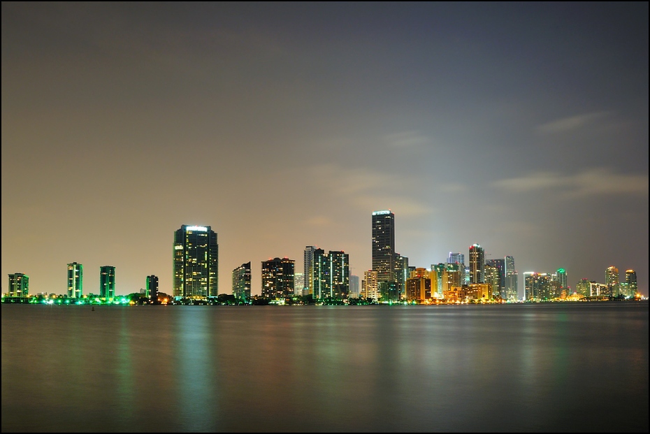  Miami nocą Inne Nikon D300 AF-S Zoom-Nikkor 18-70mm f/3.5-4.5G IF-ED USA, Floryda 0 cityscape sylwetka na tle nieba obszar Metropolitalny Miasto metropolia obszar miejski drapacz chmur odbicie niebo noc