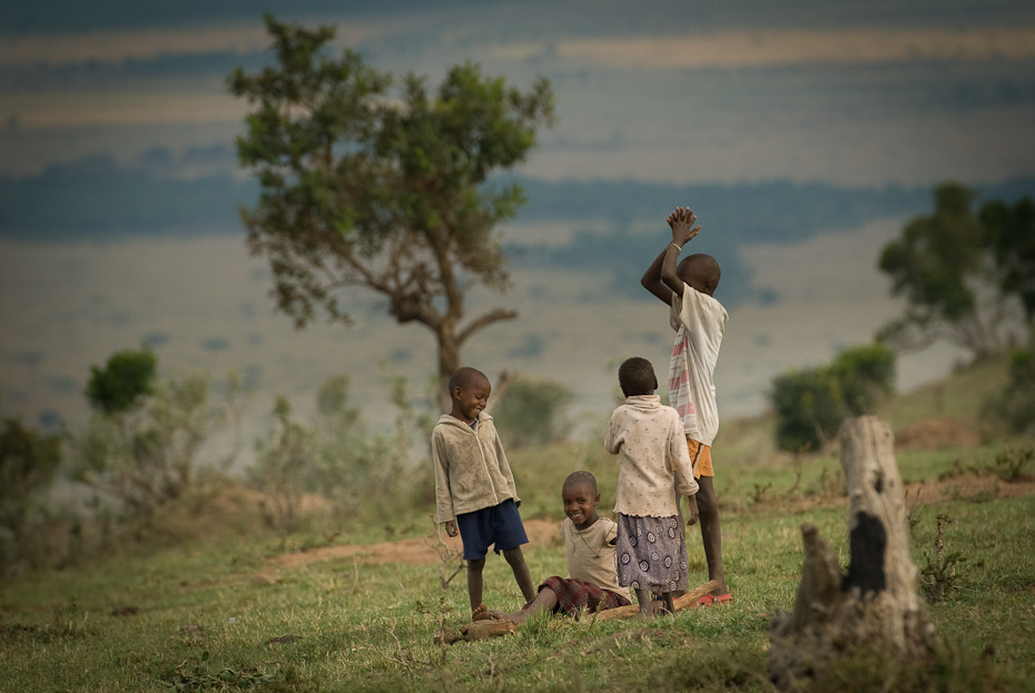  Masajskie dzieci Klimaty Nikon D200 AF-S Nikkor 70-200mm f/2.8G Kenia 0 niebo drzewo męski pole trawa obszar wiejski roślina dziecko łąka zabawa