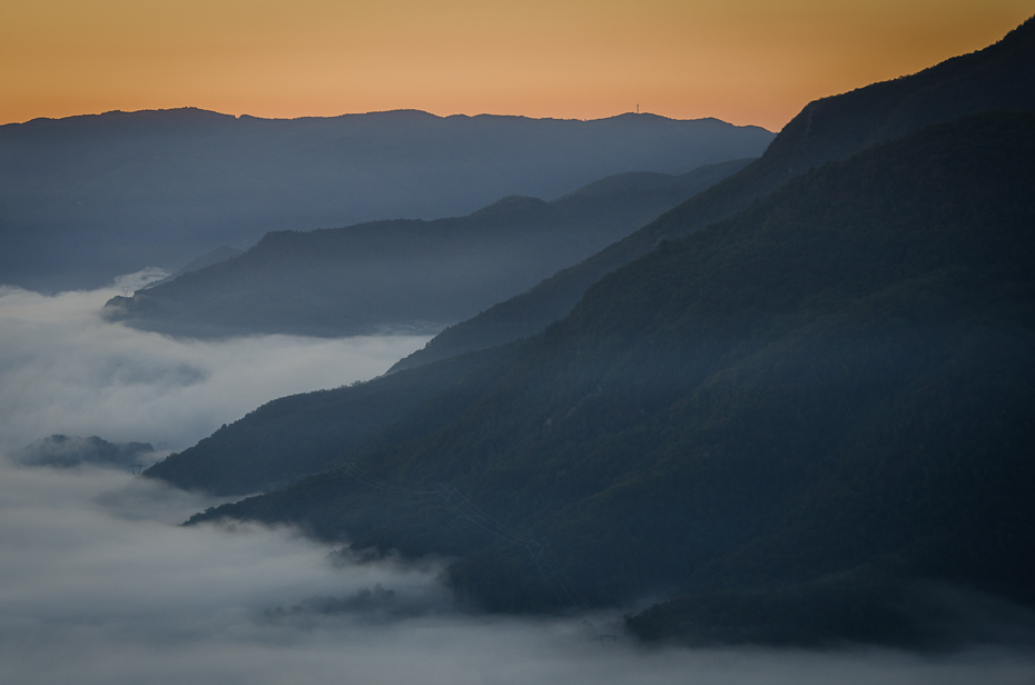  Apeniny Toskania 0 Nikon D7000 AF-S Nikkor 70-200mm f/2.8G niebo średniogórze świt grzbiet atmosfera Góra ranek Chmura pasmo górskie zamglenie