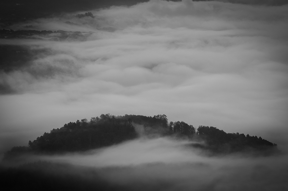  Wyspa chmurach Toskania 0 Nikon D7000 AF-S Nikkor 70-200mm f/2.8G niebo czarny czarny i biały zamglenie mgła atmosfera Chmura fotografia monochromatyczna fotografia ranek