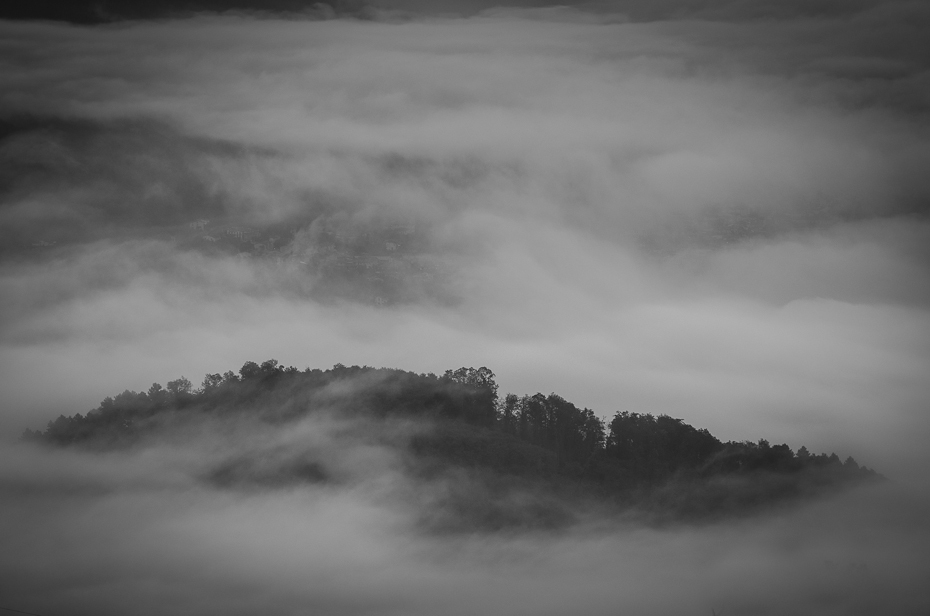  Wyspa chmurach Toskania 0 Nikon D7000 AF-S Nikkor 70-200mm f/2.8G niebo Chmura czarny i biały atmosfera fotografia monochromatyczna mgła zamglenie fotografia atmosfera ziemi ranek