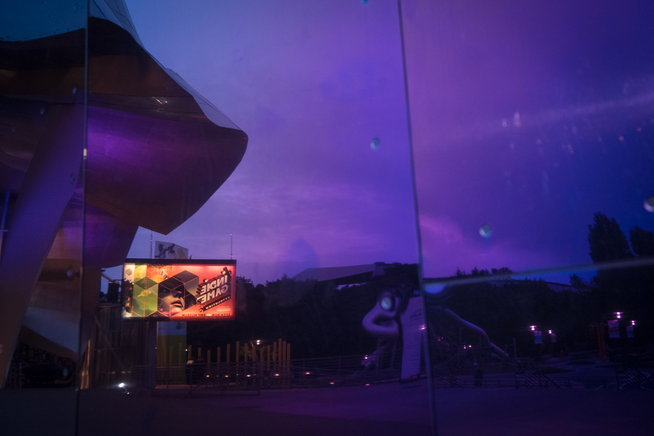  EMP Museum 0 Seattle nikon d750 Sigma 15-30mm f/3.5-4.5 Aspherical etap fioletowy zabawa niebo lekki oświetlenie zjawisko noc atmosfera ciemność