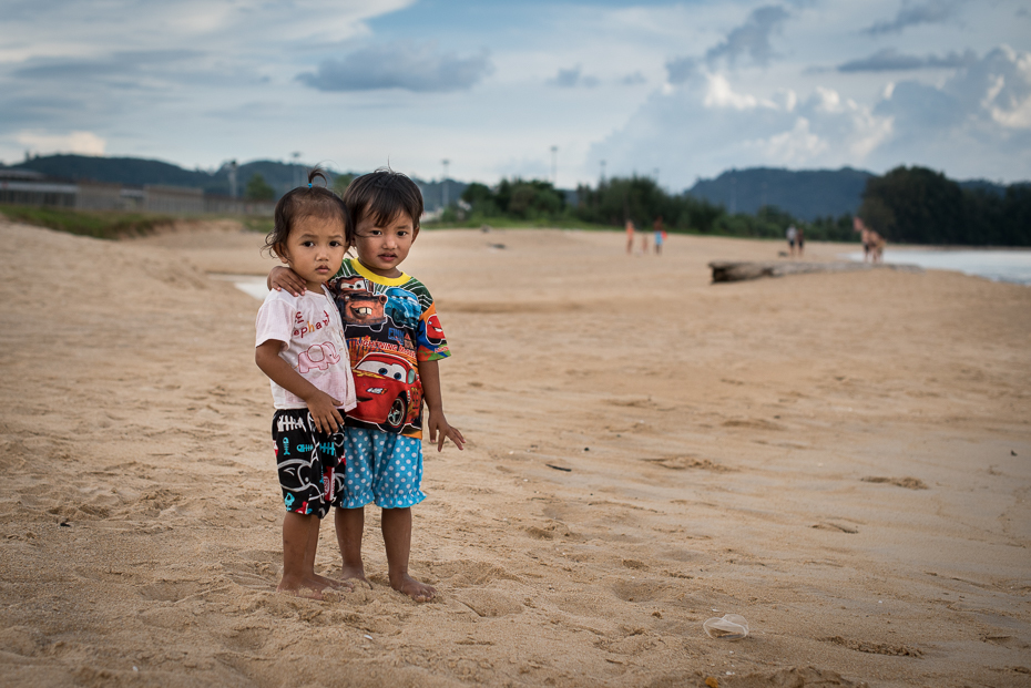  Dzieci Pocztówka nikon d750 Nikon AF-S Nikkor 50mm f/1.4G Tajlandia 0 plaża piasek wakacje zbiornik wodny morze zabawa woda niebo dziecko Wybrzeże