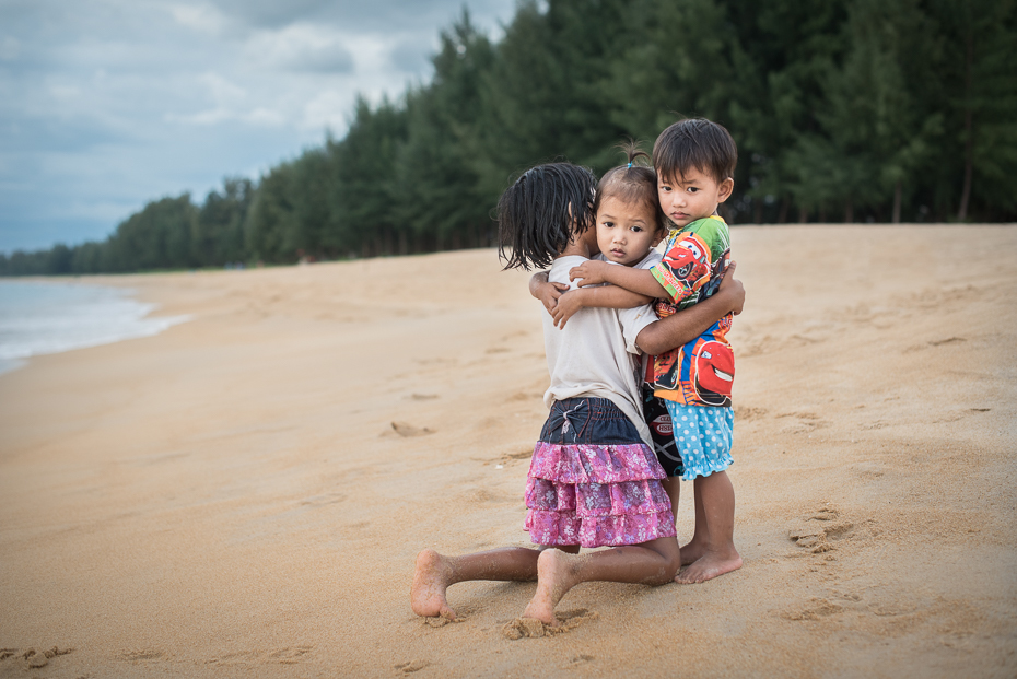 Dzieci Pocztówka nikon d750 Nikon AF-S Nikkor 50mm f/1.4G Tajlandia 0 ludzie fotografia plaża zbiornik wodny wakacje piasek zabawa dziewczyna dziecko
