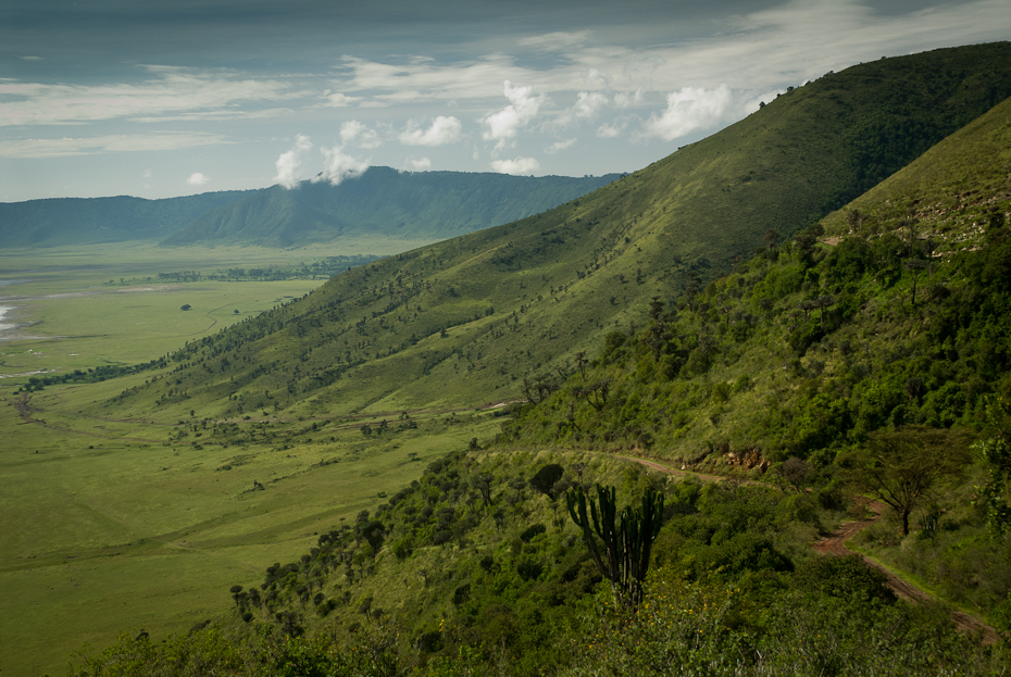  Krater NgoroNgoro Tanzania 0 Nikon D200 AF-S Zoom-Nikkor 17-55mm f/2.8G IF-ED średniogórze wzgórze łąka wegetacja górzyste formy terenu niebo pustynia Chmura Góra stacja na wzgorzu