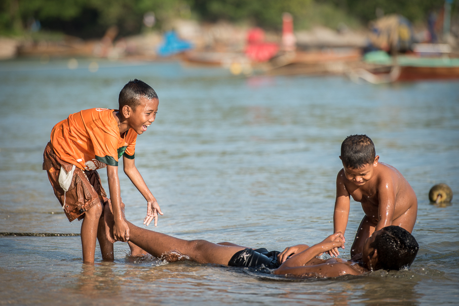  Dzieci Pocztówka nikon d750 Nikon AF-S Nikkor 70-200mm f/2.8G Tajlandia 0 woda ludzie zbiornik wodny człowiek wolny czas zabawa plaża wakacje męski morze