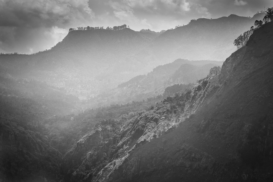  Góry Krajobraz Nikon D7200 AF-S Nikkor 70-200mm f/2.8G Sri Lanka 0 niebo górzyste formy terenu czarny i biały fotografia monochromatyczna Góra zamglenie Chmura atmosfera średniogórze mgła