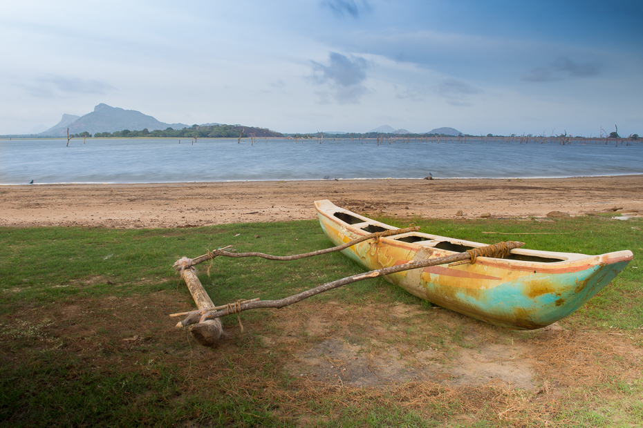  Tradycyjna łódź rybacka Krajobraz Nikon D7200 AF-S Zoom-Nikkor 17-55mm f/2.8G IF-ED Sri Lanka 0 Wybrzeże niebo formy przybrzeżne i oceaniczne morze plaża łodzie i sprzęt żeglarski oraz zaopatrzenie woda pojazd