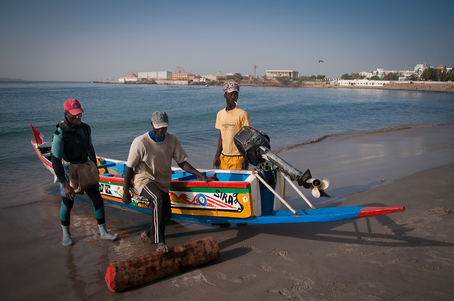  Rybacy Dakaru Senegal Nikon D300 AF-S Zoom-Nikkor 17-55mm f/2.8G IF-ED Budapeszt Bamako 0 woda zbiornik wodny morze transport wodny żeglarstwo formy przybrzeżne i oceaniczne pojazd łódź plaża łodzie i sprzęt żeglarski oraz zaopatrzenie