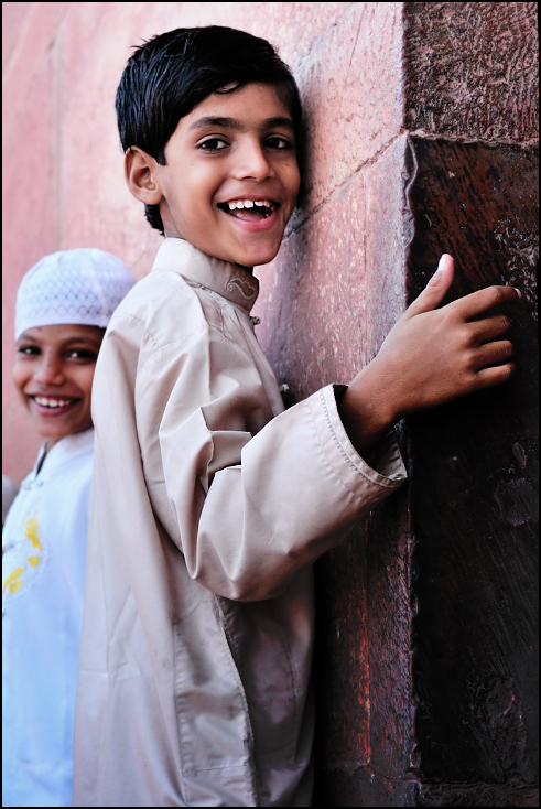  Chłopcy Portret Nikon D300 Zoom-Nikkor 80-200mm f/2.8D Indie 0 osoba wyraz twarzy skóra różowy dziecko dziewczyna uśmiech chłopak na stojąco oko