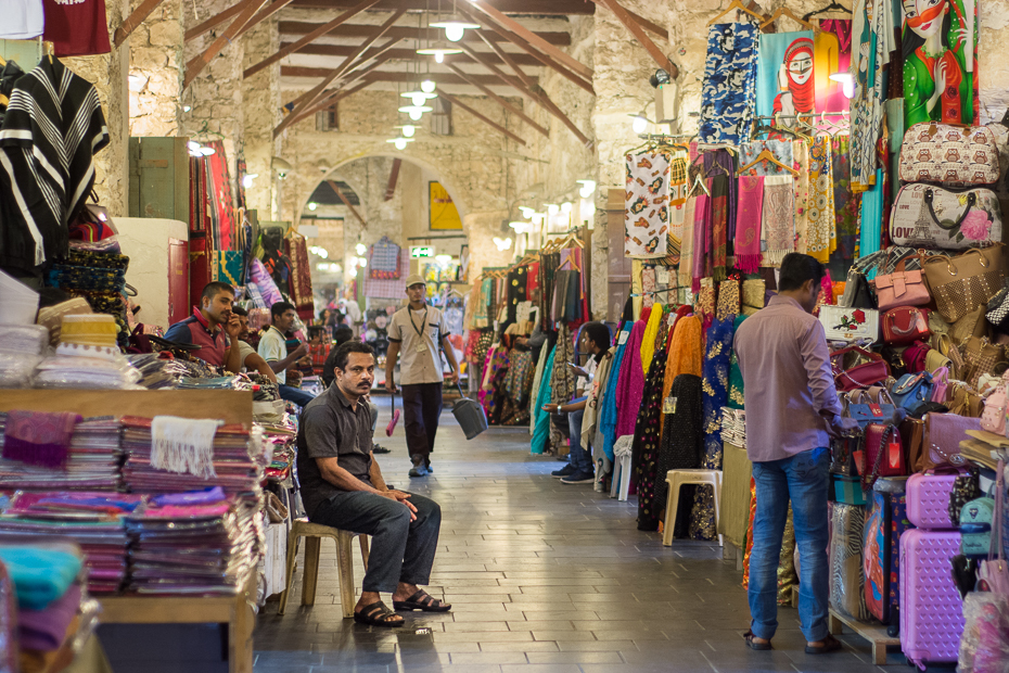  Souk Waqif 0 Katar Nikon D7100 Nikkor 50mm f/1.8D rynek bazar miejsce publiczne zakupy sprzedaż Miasto stoisko sprzedawca świątynia