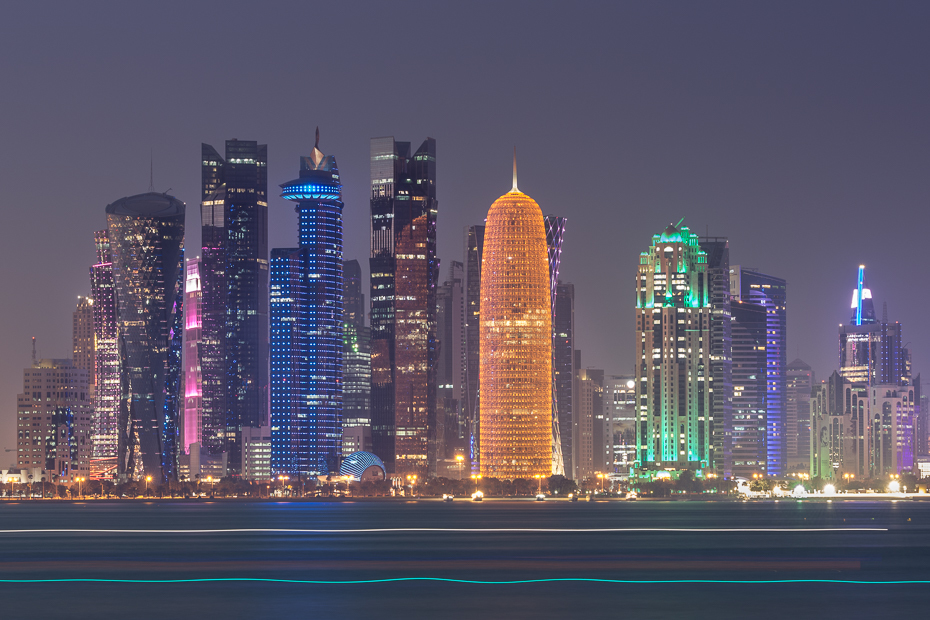  Doha 0 Katar Nikon D7100 AF-S Nikkor 70-200mm f/2.8G obszar Metropolitalny cityscape Miasto sylwetka na tle nieba drapacz chmur obszar miejski metropolia wieżowiec punkt orientacyjny noc