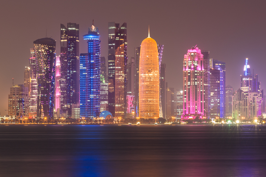  Doha 0 Katar Nikon D7100 AF-S Nikkor 70-200mm f/2.8G obszar Metropolitalny cityscape Miasto odbicie metropolia drapacz chmur sylwetka na tle nieba punkt orientacyjny obszar miejski noc