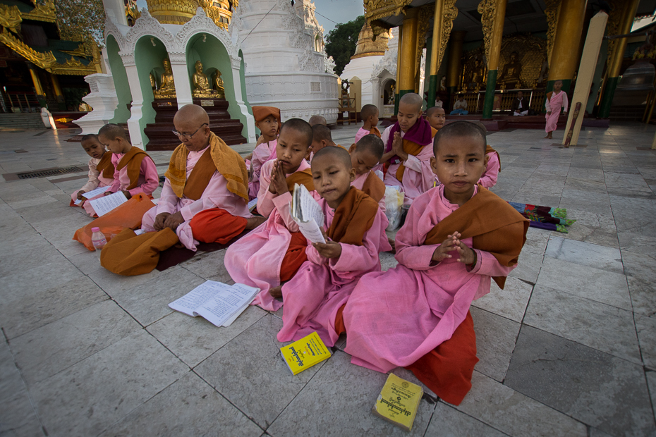  Modlitwa Ludzie Nikon D7200 Sigma 10-20mm f/3.5 HSM 0 Myanmar mnich świątynia dziecko religia rytuał dziewczyna rekreacja turystyka