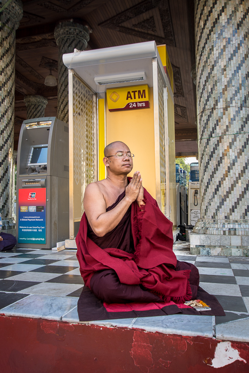  Modlitwa Ludzie Nikon D7200 Sigma 10-20mm f/3.5 HSM 0 Myanmar mnich żółty posiedzenie świątynia religia