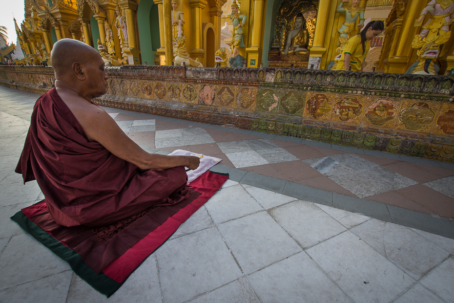  Modlitwa Ludzie Nikon D7200 Sigma 10-20mm f/3.5 HSM 0 Myanmar mnich instytut religijny świątynia religia posadzka zawód