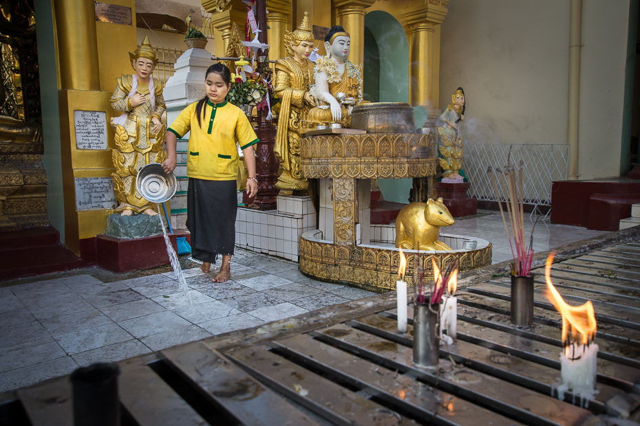  Czyszczenie Ludzie Nikon D7200 Sigma 10-20mm f/3.5 HSM 0 Myanmar świątynia kult miejsce kultu religia ołtarz meble