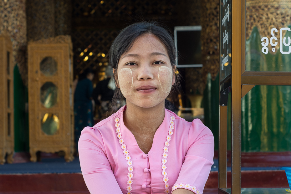  Dziewczyna Shwedagon Ludzie Nikon D7200 Nikkor 50mm f/1.8D 0 Myanmar kobieta osoba dziewczyna dama piękno posiedzenie oko świątynia uśmiech człowiek