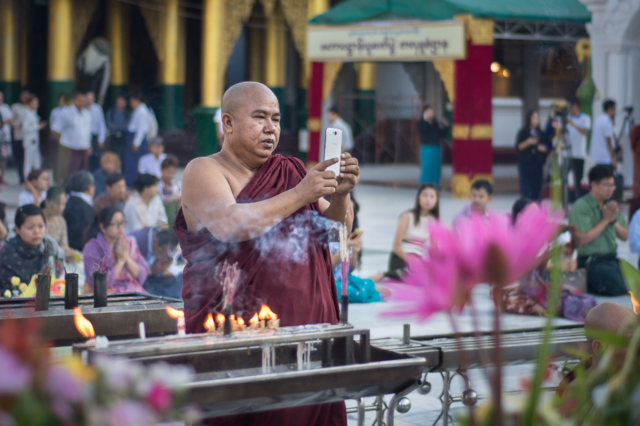  Mnich Ludzie Nikon D7200 Nikkor 50mm f/1.8D 0 Myanmar świątynia rekreacja zabawa rytuał tłum zdarzenie