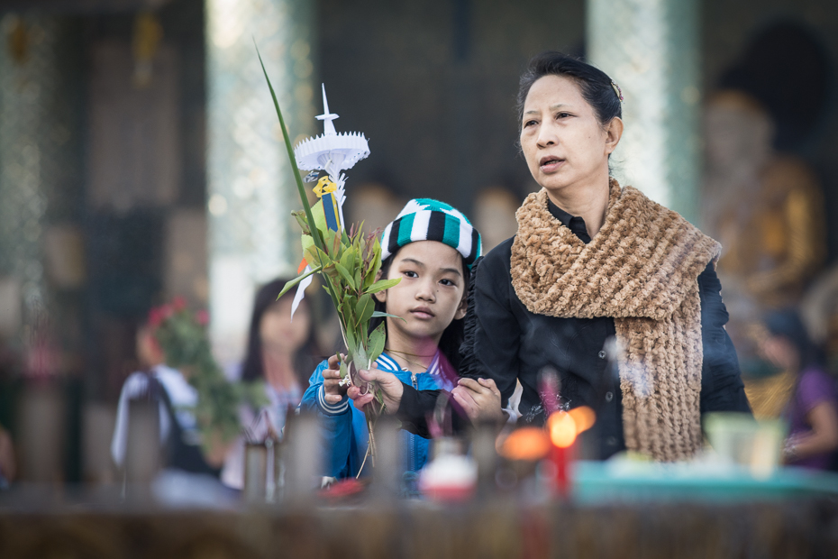  Matka córką Ludzie Nikon D7200 AF-S Nikkor 70-200mm f/2.8G 0 Myanmar zdarzenie ceremonia tradycja dziewczyna zabawa świątynia szczęście uśmiech rekreacja