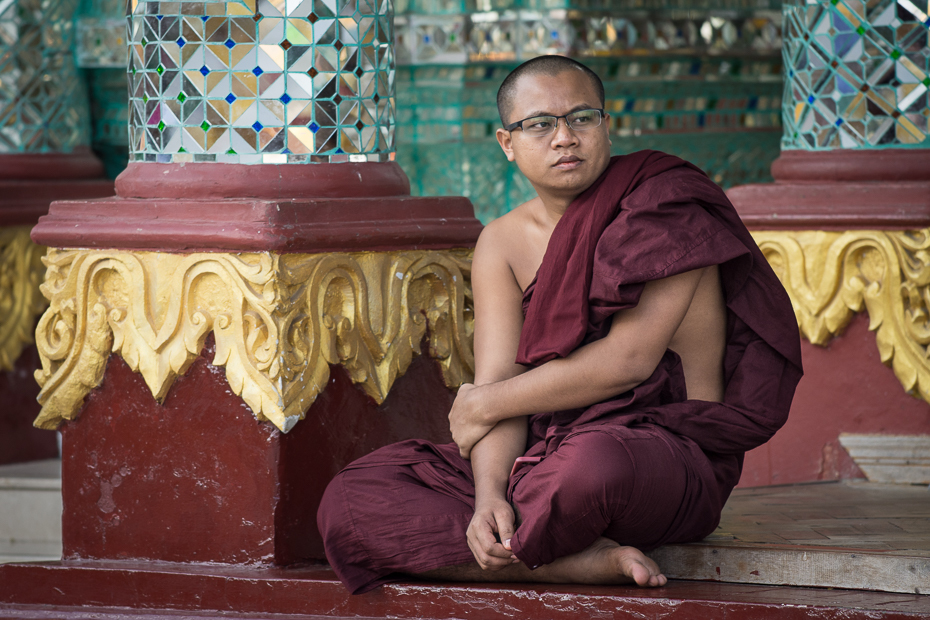  Mnich Ludzie Nikon D7200 AF-S Nikkor 70-200mm f/2.8G 0 Myanmar posiedzenie mnich świątynia religia tradycja dziewczyna