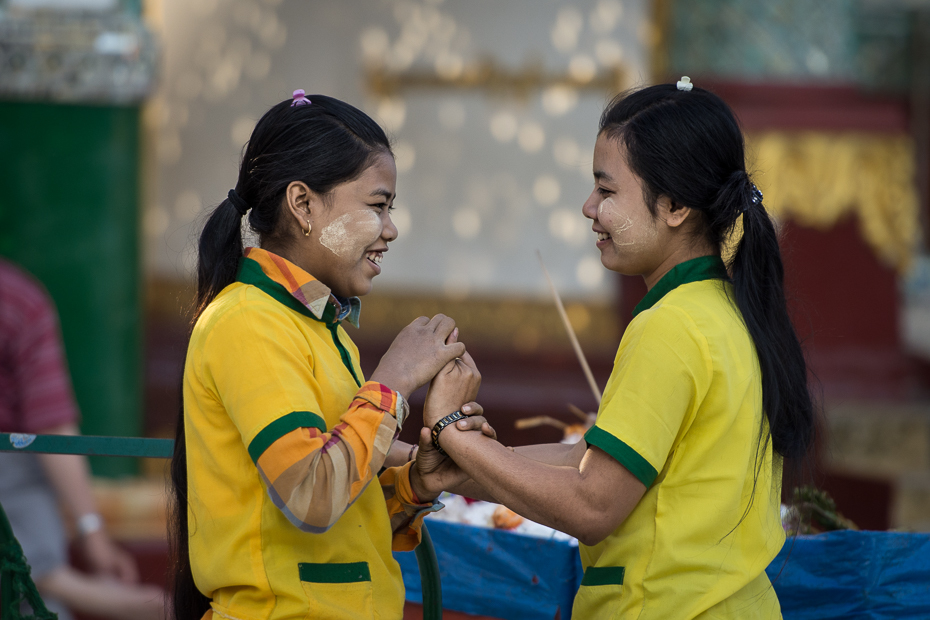  Dziewczyny Ludzie Nikon D7200 AF-S Nikkor 70-200mm f/2.8G 0 Myanmar żółty kobieta dziecko dziewczyna wolny czas rekreacja zabawa świątynia człowiek Sport