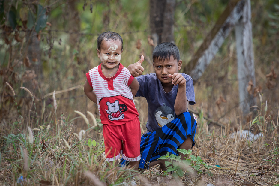  Chłopcy Ludzie Nikon D7200 AF-S Nikkor 70-200mm f/2.8G 0 Myanmar ludzie Natura drzewo roślina drzewiasta roślina dziecko las zabawa przygoda trawa