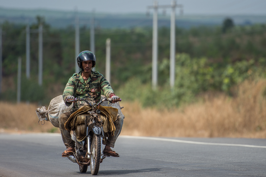  Mistrzowie upakowania drodze Nikon D7200 AF-S Nikkor 70-200mm f/2.8G 0 Myanmar pojazd motocykl rodzaj transportu Droga motocykli drzewo roślina Jazda rowerem gleba rower