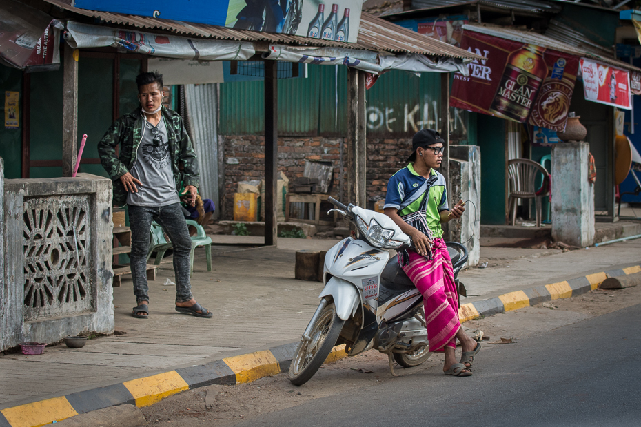  Ulice drodze Nikon D7200 AF-S Nikkor 70-200mm f/2.8G 0 Myanmar Droga ulica infrastruktura miejsce publiczne transport rodzaj transportu miasto obszar miejski pojazd motocykl