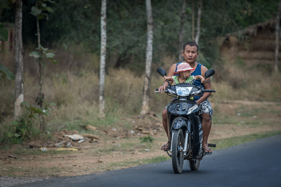  Skuterem drodze Nikon D7200 AF-S Nikkor 70-200mm f/2.8G 0 Myanmar pojazd lądowy pojazd Droga drzewo rower ścieżka motocykl roślina samochód Wyposażenie sportowe