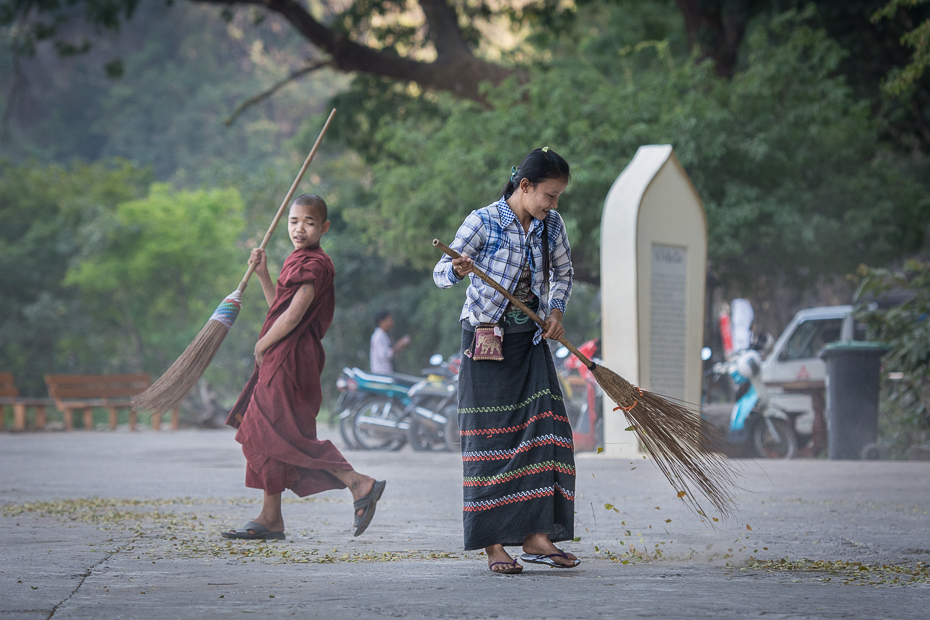  Sprzątanie Ludzie Nikon D7100 AF-S Nikkor 70-200mm f/2.8G 0 Myanmar drzewo rekreacja świątynia dziewczyna roślina tradycja wakacje zabawa