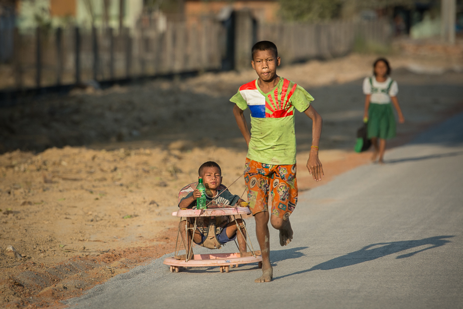  Dzieci drodze Nikon D7100 AF-S Nikkor 70-200mm f/2.8G 0 Myanmar ludzie dziecko wakacje zabawa świątynia rekreacja Droga dziewczyna podróżować grać