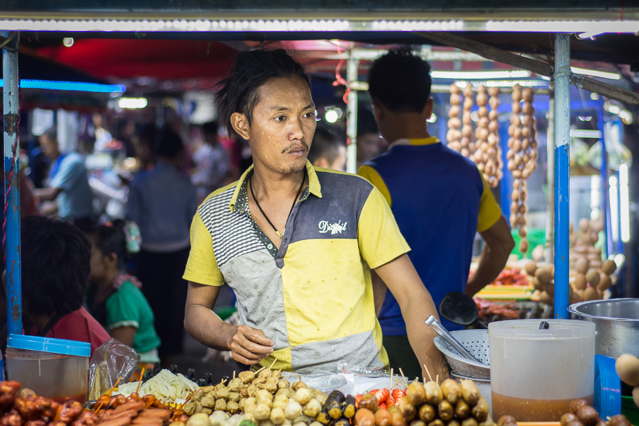  Street food Ludzie Nikon D7200 Nikkor 50mm f/1.8D 0 Myanmar rynek jedzenie sprzedawca miejsce publiczne produkować uliczne jedzenie bazar lokalne jedzenie sprzedawanie