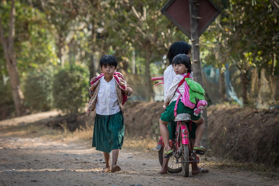  Powrót szkoły Ludzie Nikon D7200 AF-S Nikkor 70-200mm f/2.8G 0 Myanmar ludzie Natura drzewo dziecko roślina drzewiasta roślina migawka ścieżka dziewczyna Droga