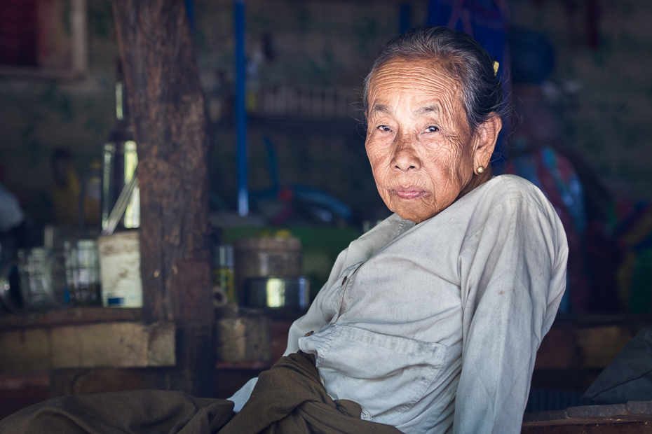 Starsza pani Ludzie Nikon D7200 AF-S Nikkor 70-200mm f/2.8G 0 Myanmar osoba wyraz twarzy człowiek uśmiech męski posiedzenie oko fotografia świątynia