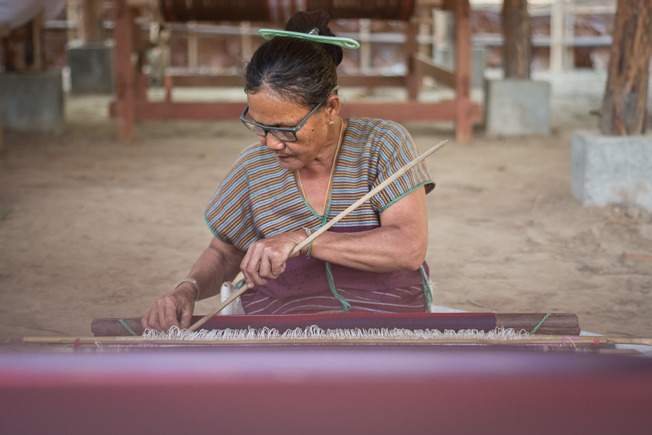  Tkaczka Ludzie Nikon D7100 Nikkor 50mm f/1.8D 0 Myanmar materiał świątynia włókienniczy dziewczyna rzemieślnik zabawa
