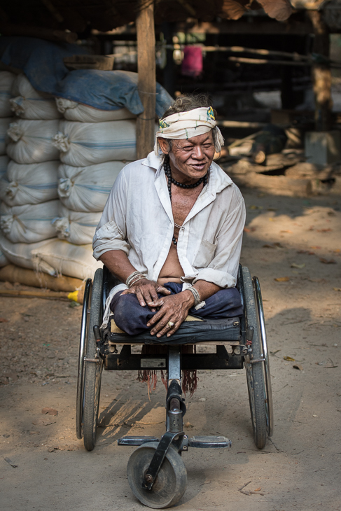  wózku Ludzie Nikon D7200 AF-S Nikkor 70-200mm f/2.8G 0 Myanmar posiedzenie wózek inwalidzki wózek nakrycie głowy pojazd ludzkie zachowanie zdrowie i uroda produkt