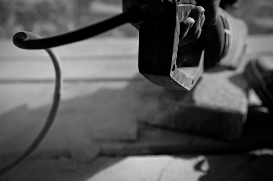  Budowa cięcie kostki brukowej Inne Nikon D7000 AF-S Zoom-Nikkor 17-55mm f/2.8G IF-ED biały fotografia czarny czarny i biały fotografia monochromatyczna lekki monochromia dłoń martwa natura