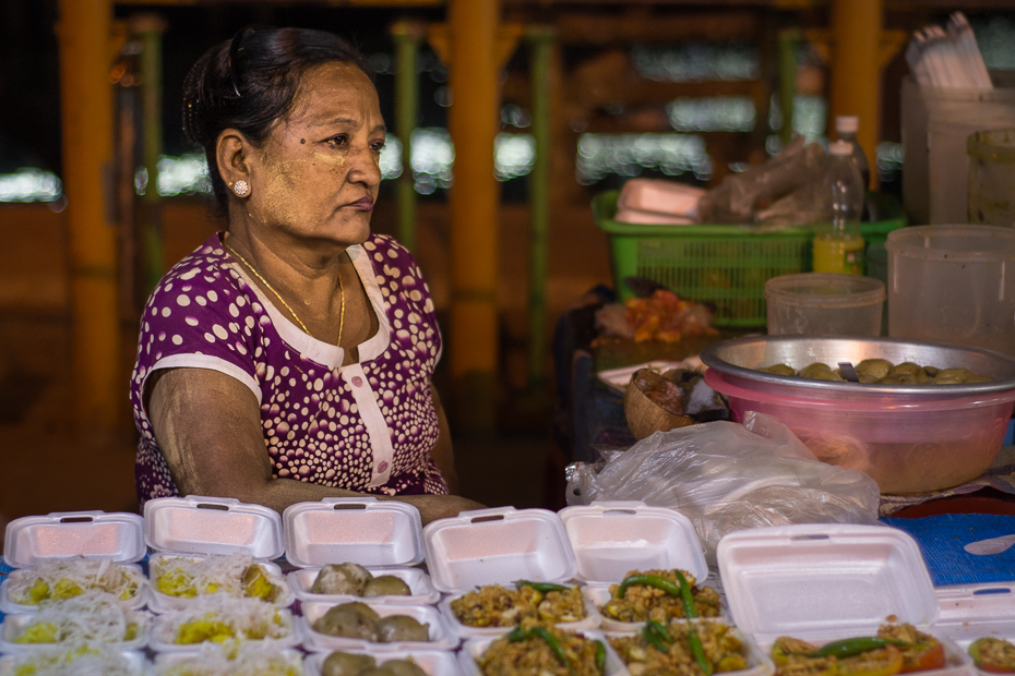 Street food Ludzie Nikon D7100 Nikkor 50mm f/1.8D 0 Myanmar jedzenie kuchnia jako sposób gotowania danie sprzedawca posiłek uliczne jedzenie świątynia rynek lunch