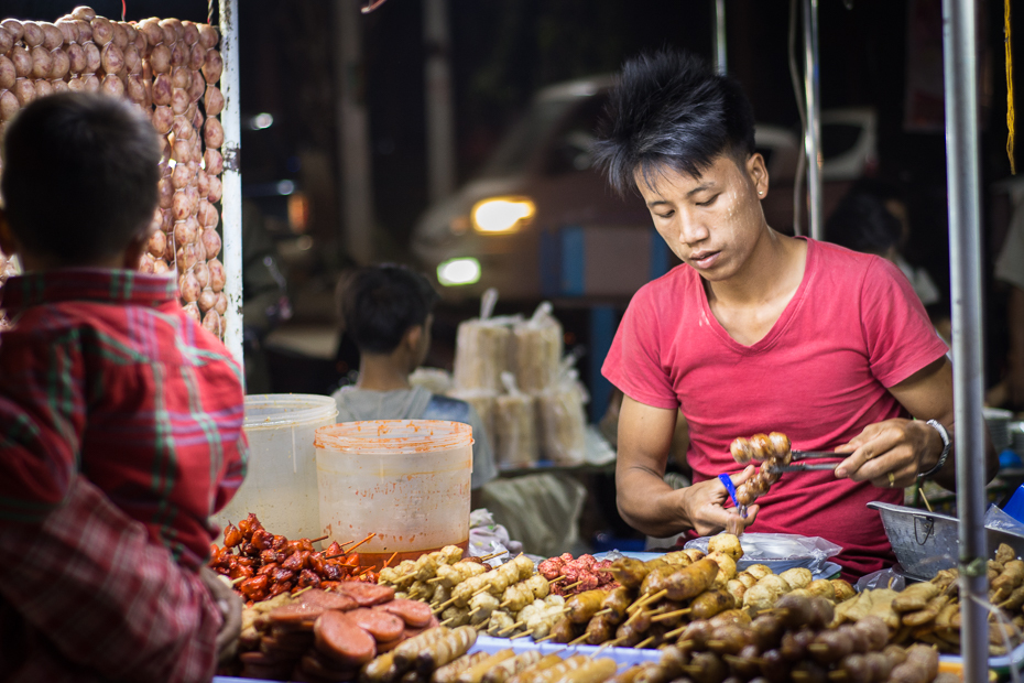 Street food Ludzie Nikon D7100 Nikkor 50mm f/1.8D 0 Myanmar rynek miejsce publiczne jedzenie sprzedawca uliczne jedzenie bazar świątynia Miasto stoisko