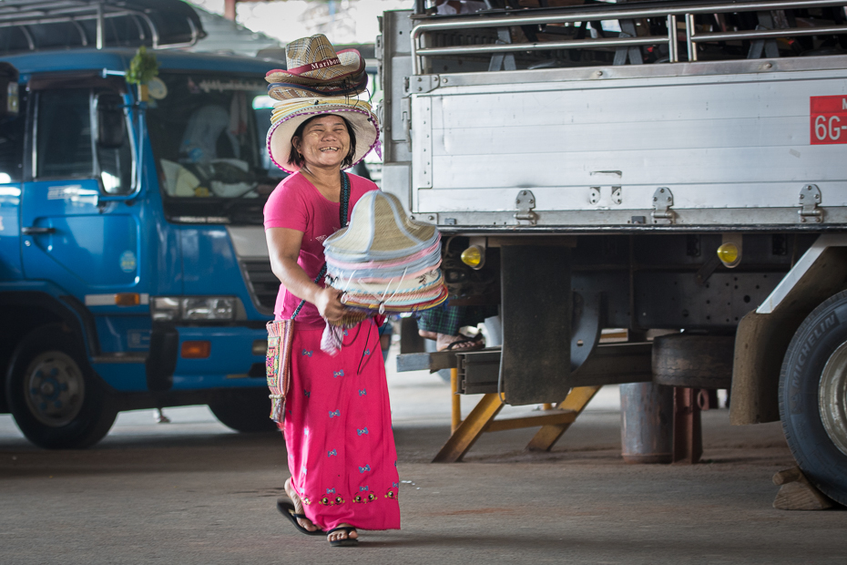  Sprzedawczyni kapeluszy Ludzie Nikon D7100 AF-S Nikkor 70-200mm f/2.8G 0 Myanmar samochód pojazd transport rodzaj transportu pojazd silnikowy pojazd użytkowy
