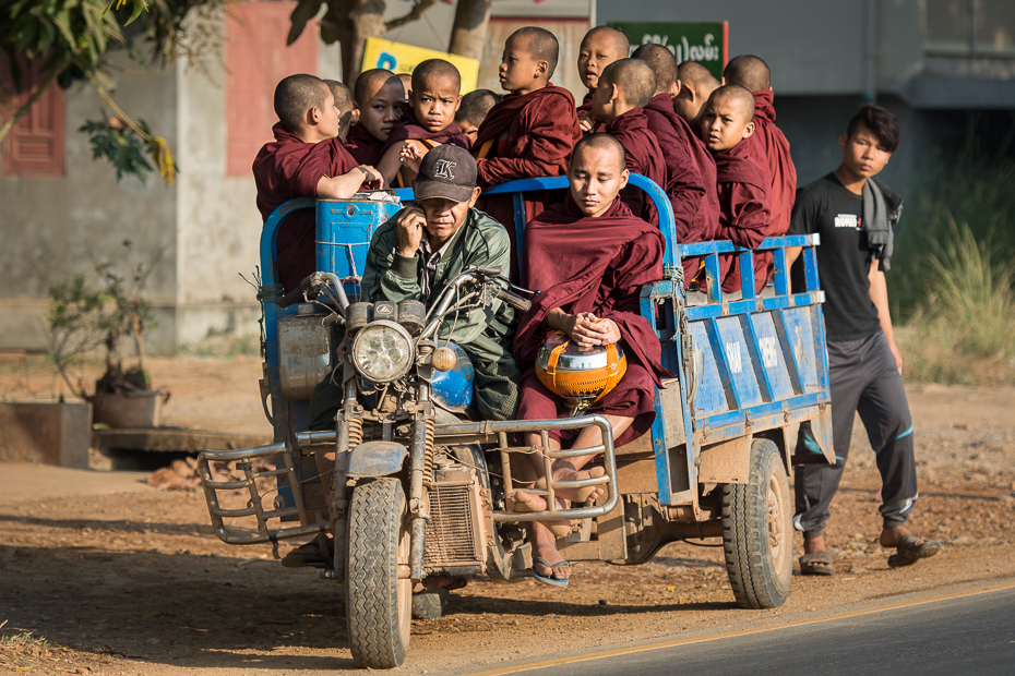  Młodzi mnisi Ludzie Nikon D7100 AF-S Nikkor 70-200mm f/2.8G 0 Myanmar pojazd lądowy pojazd samochód rodzaj transportu drzewo pojazd silnikowy wózek dziecko roślina