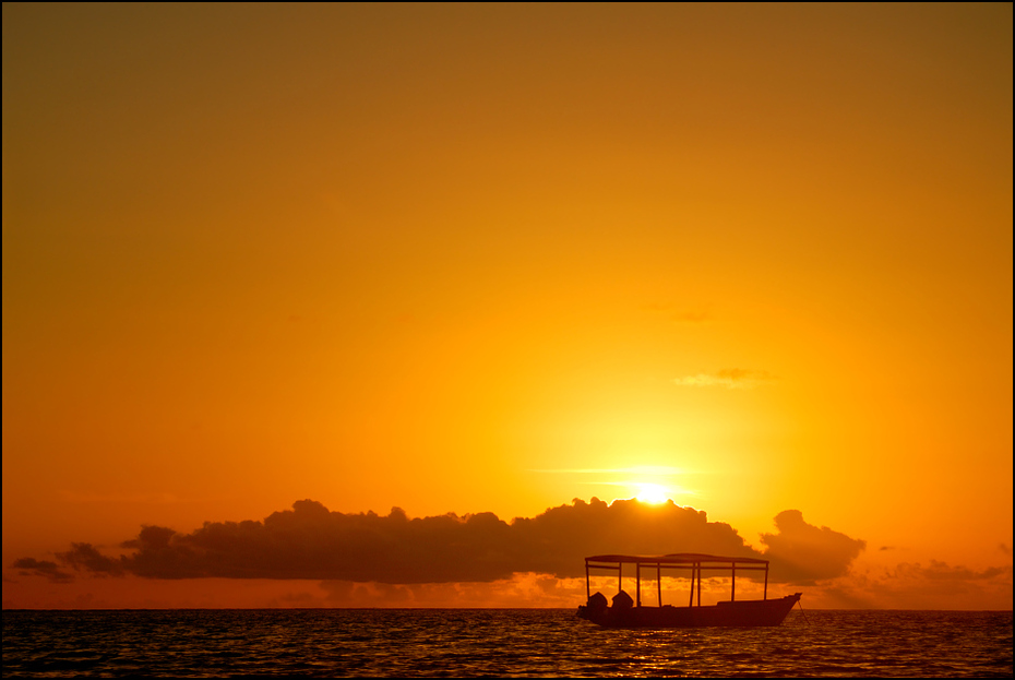  Wschód słońca Zanzibar 0 Nikon D200 AF-S Zoom-Nikkor 18-70mm f/3.5-4.5G IF-ED horyzont poświata niebo słońce zachód słońca wschód słońca spokojna morze świt ranek