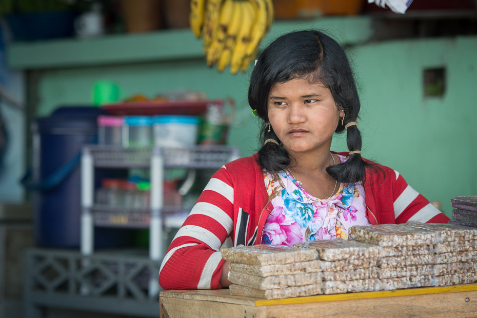  Sprzedawczyni Ludzie Nikon D7100 AF-S Nikkor 70-200mm f/2.8G 0 Myanmar wyraz twarzy dziecko dziewczyna migawka posiedzenie oko uśmiech świątynia człowiek