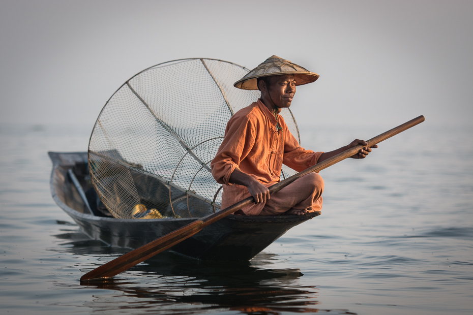  Rybacy Jeziorze Inle Jezioro Nikon D7100 AF-S Nikkor 70-200mm f/2.8G 0 Myanmar woda transport wodny łodzie i sprzęt żeglarski oraz zaopatrzenie rybak żeglarstwo łódź rekreacja wioślarstwo na wodzie wakacje zbiory fotografii