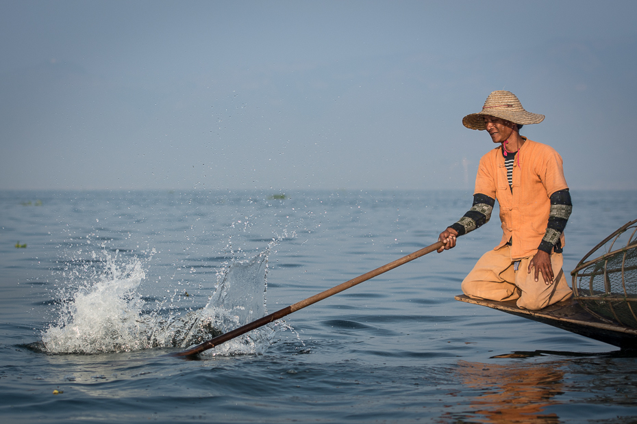  Rybak Jeziora Inle Ludzie Nikon D7100 AF-S Nikkor 70-200mm f/2.8G 0 Myanmar morze woda zbiornik wodny wiosło łodzie i sprzęt żeglarski oraz zaopatrzenie fala ocean formy przybrzeżne i oceaniczne rybak Wybrzeże