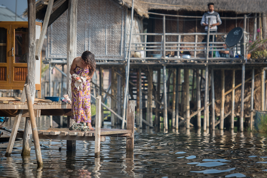  Życie codzienne Ludzie Nikon D7100 AF-S Nikkor 70-200mm f/2.8G 0 Myanmar woda arteria wodna wolny czas slums zalewisko rekreacja kanał dziewczyna wakacje dom