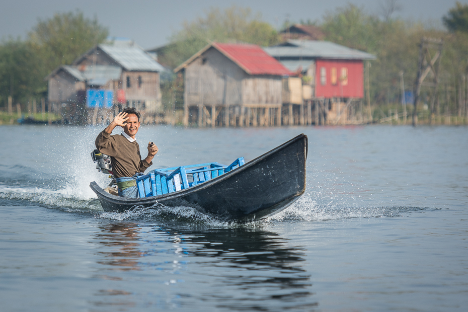  Życie codzienne Jezioro Inle Nikon D7100 AF-S Nikkor 70-200mm f/2.8G 0 Myanmar woda arteria wodna transport wodny żeglarstwo łódź łodzie i sprzęt żeglarski oraz zaopatrzenie wioślarstwo na wodzie kajakarstwo sporty wodne powierzchniowe fala